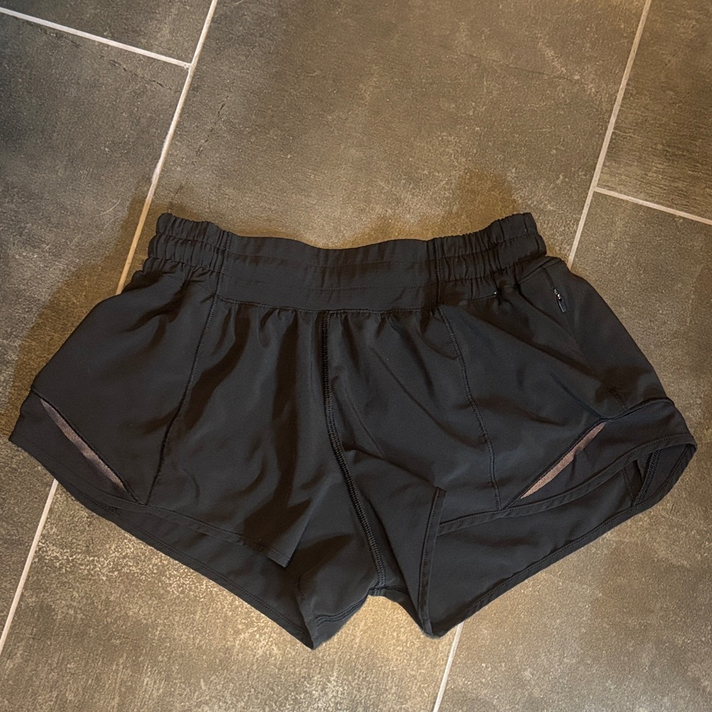 Lululemon Hotty Hot Short Low Rise 2.5” lined Black Sz 4 NWOT